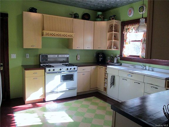 2nd image of 74 Franklin St