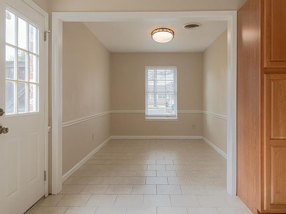 4th image of 3736 Oakridge Dr