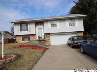 321 Fieldcrest Dr, Swansea, IL