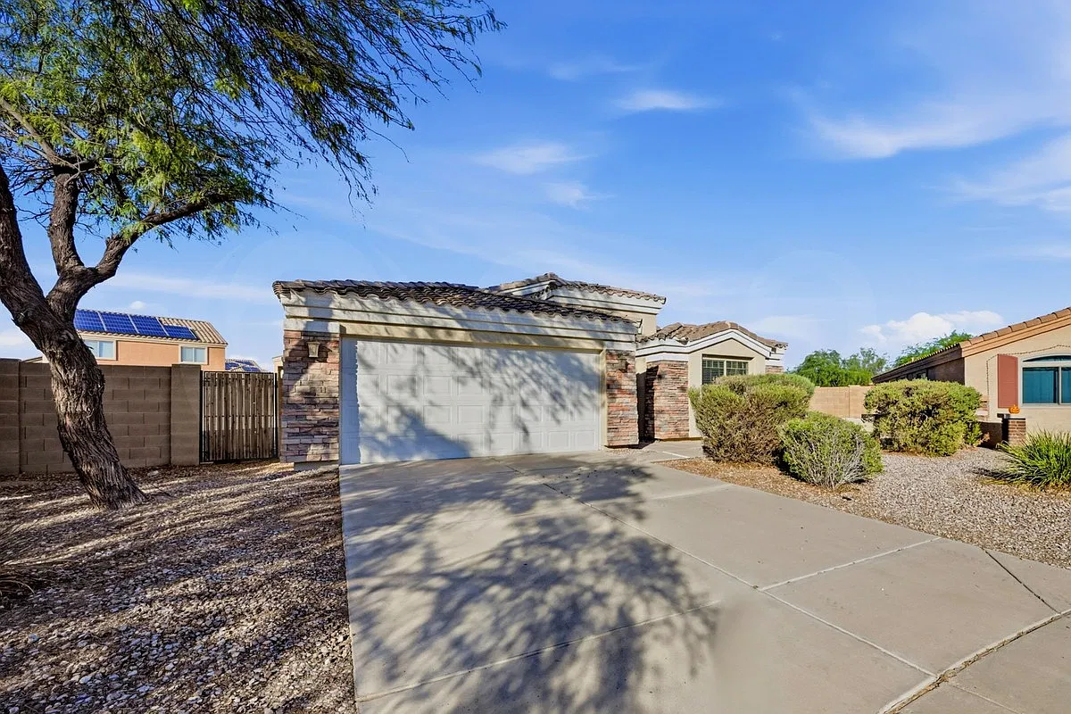 4 bed, 2.0 bath, 1939 sqft, $1,799 — Photo 3