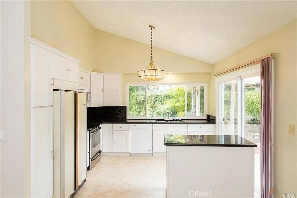 3 bed, 1718 sqft, $4,300 — Photo 3