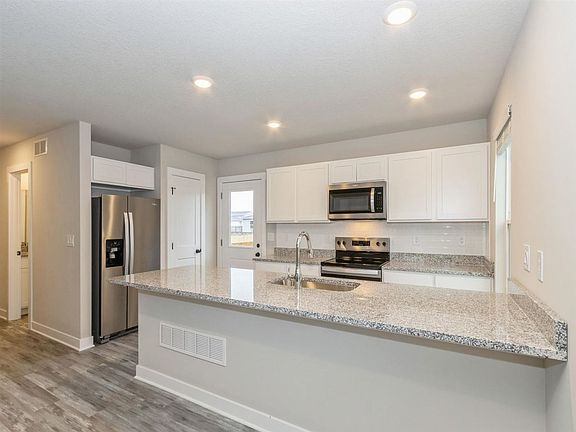 5th image of 241 Knoll Ridge Dr