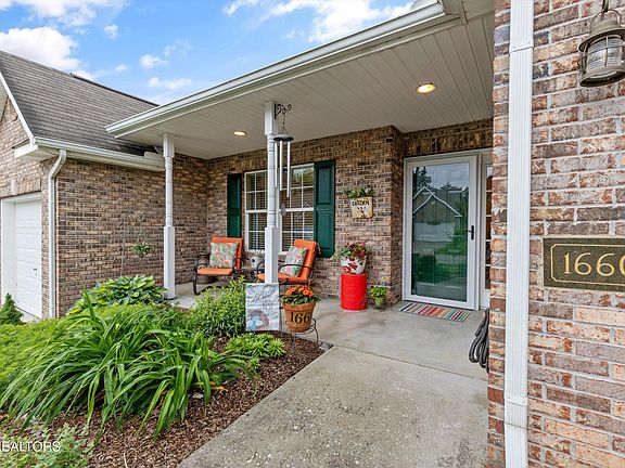 2nd image of 1660 Emerald Pointe Ln