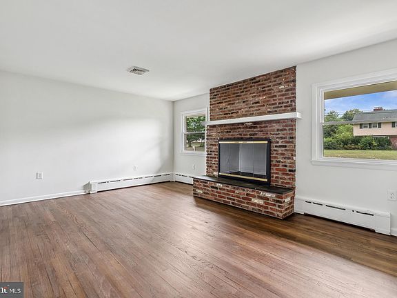 5th image of 27 Woodcrest Ave