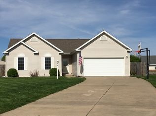 804 Balsam Dr, Saint Joseph, IL 61873