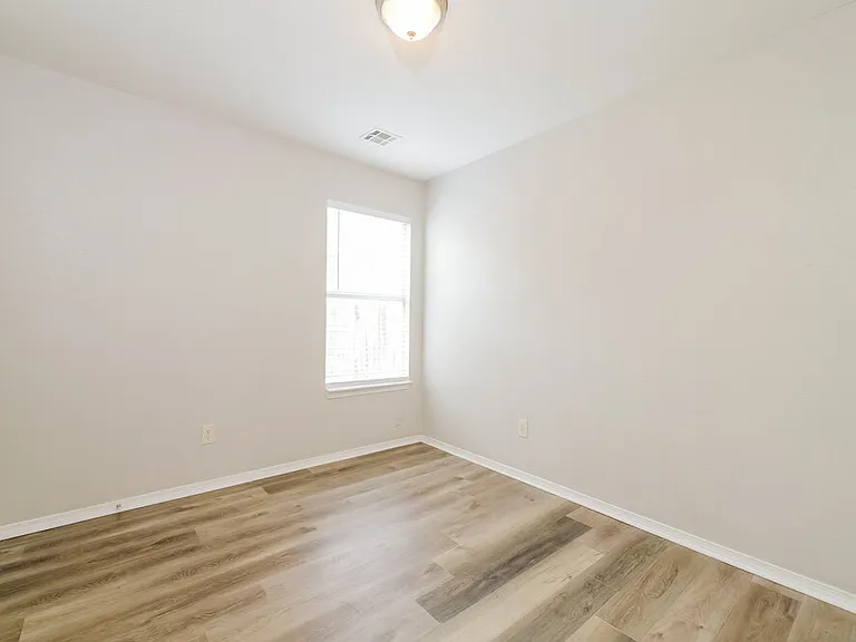 1101 Edinburg Dr — Photo 11