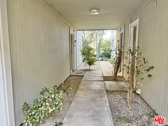 2nd image of 22117 Burbank Blvd Unit 5