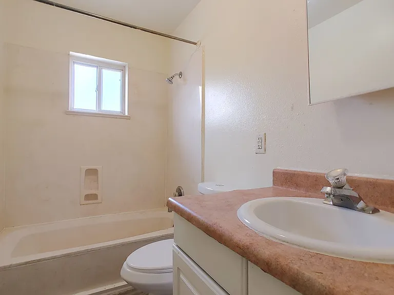 370 Atrisco Dr SW — Photo 7