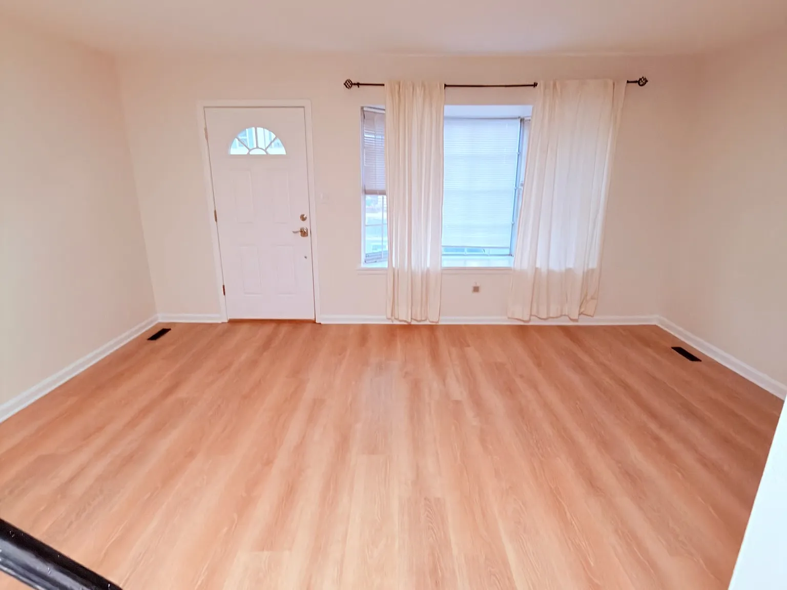 3 bed, 1200 sqft, $1,950 — Photo 2