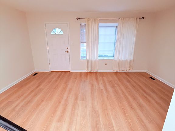 2nd image of 125 Elliot St