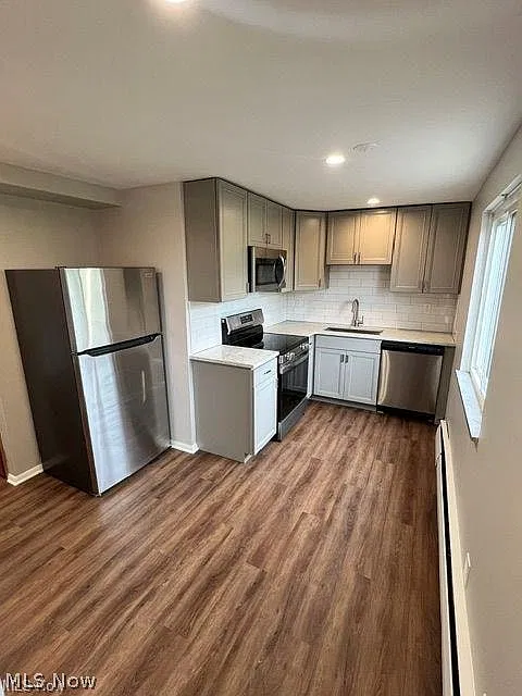 1 bed, 1.0 bath, 725 sqft, $1,050 — Photo 2