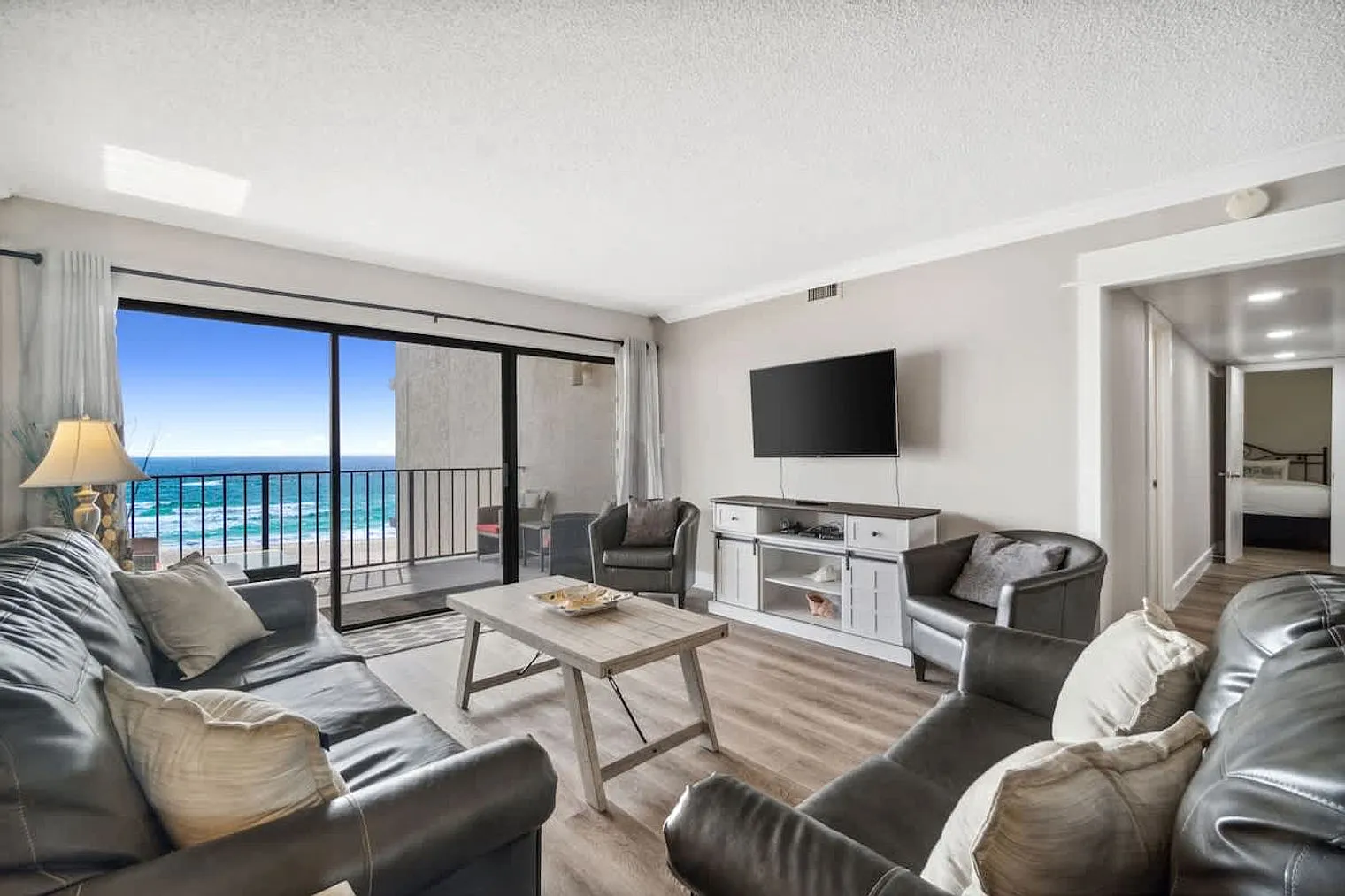2 bed, 2.0 bath, 1044 sqft, $1,918 — Photo 3
