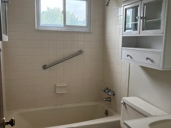 647 Allegheny Ave APT 4, Oakmont, PA 15139
