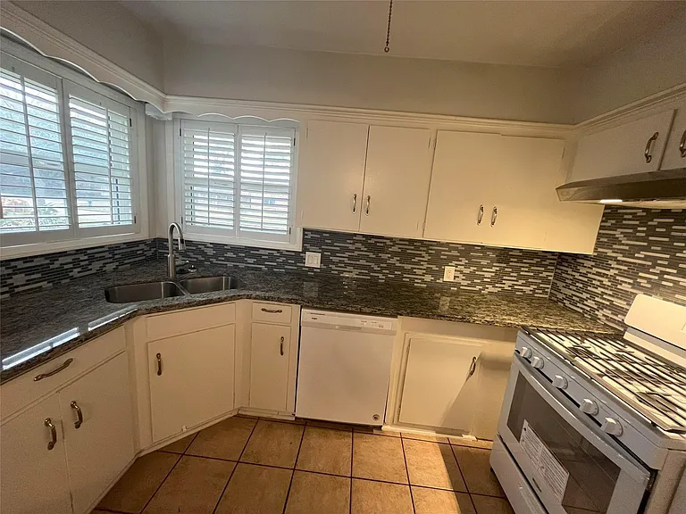 5339 Carew St — Photo 10