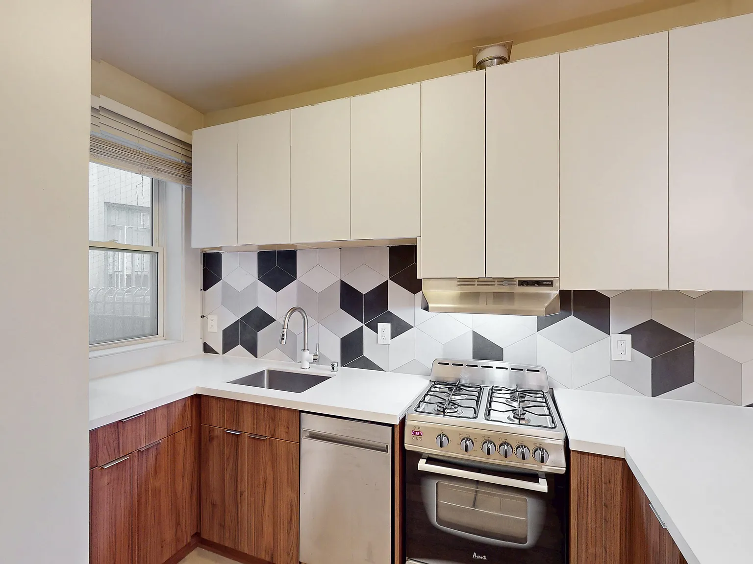 Remodeled Studio with Laundry In Unit — Photo 4