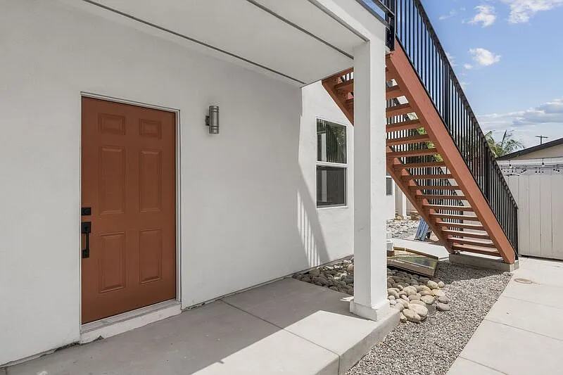 3 bed, 3.0 bath, 922 sqft, $4,500 — Photo 2