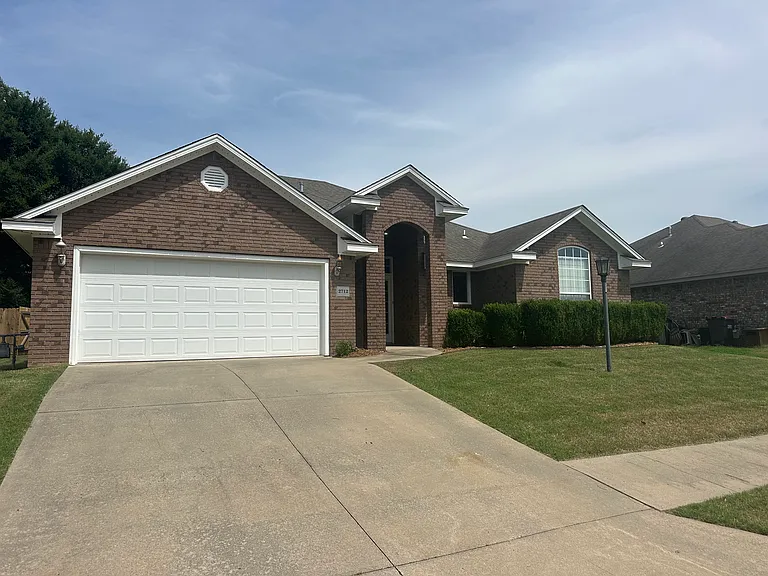 2712 Quarry Dr — Photo 2