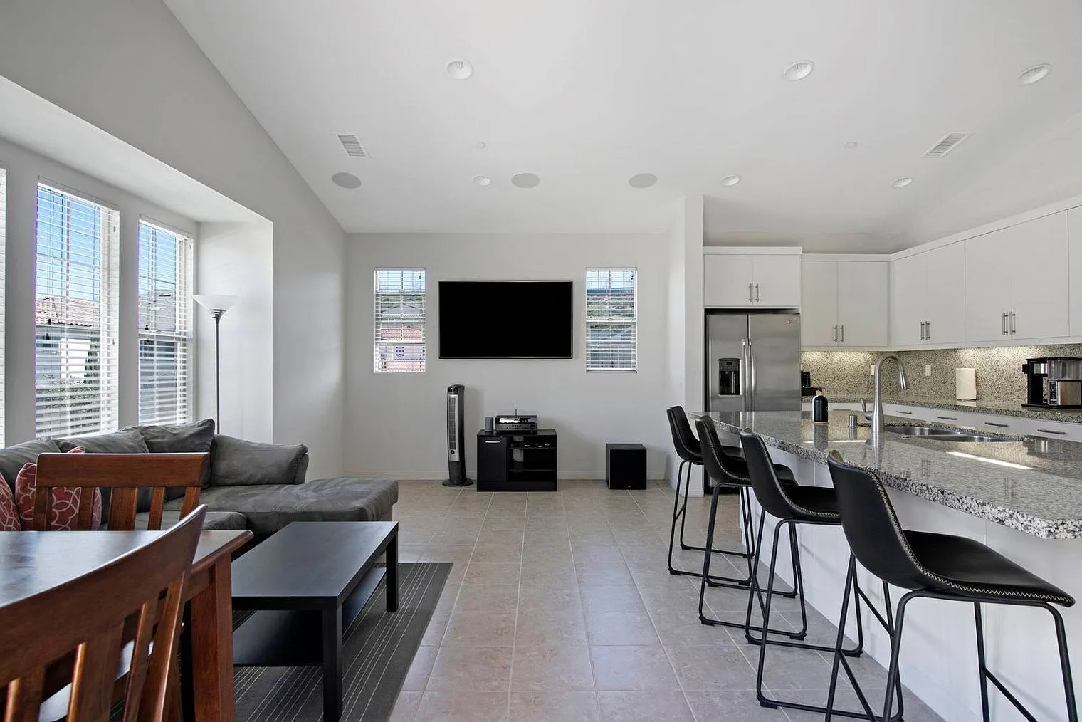 3 bed, 2.0 bath, 1410 sqft, $8,025 — Photo 2