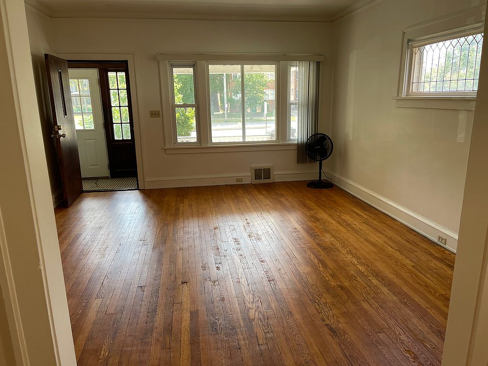 Large living room with fireplace (not working)