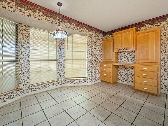 5th image of 211 Cheryl St