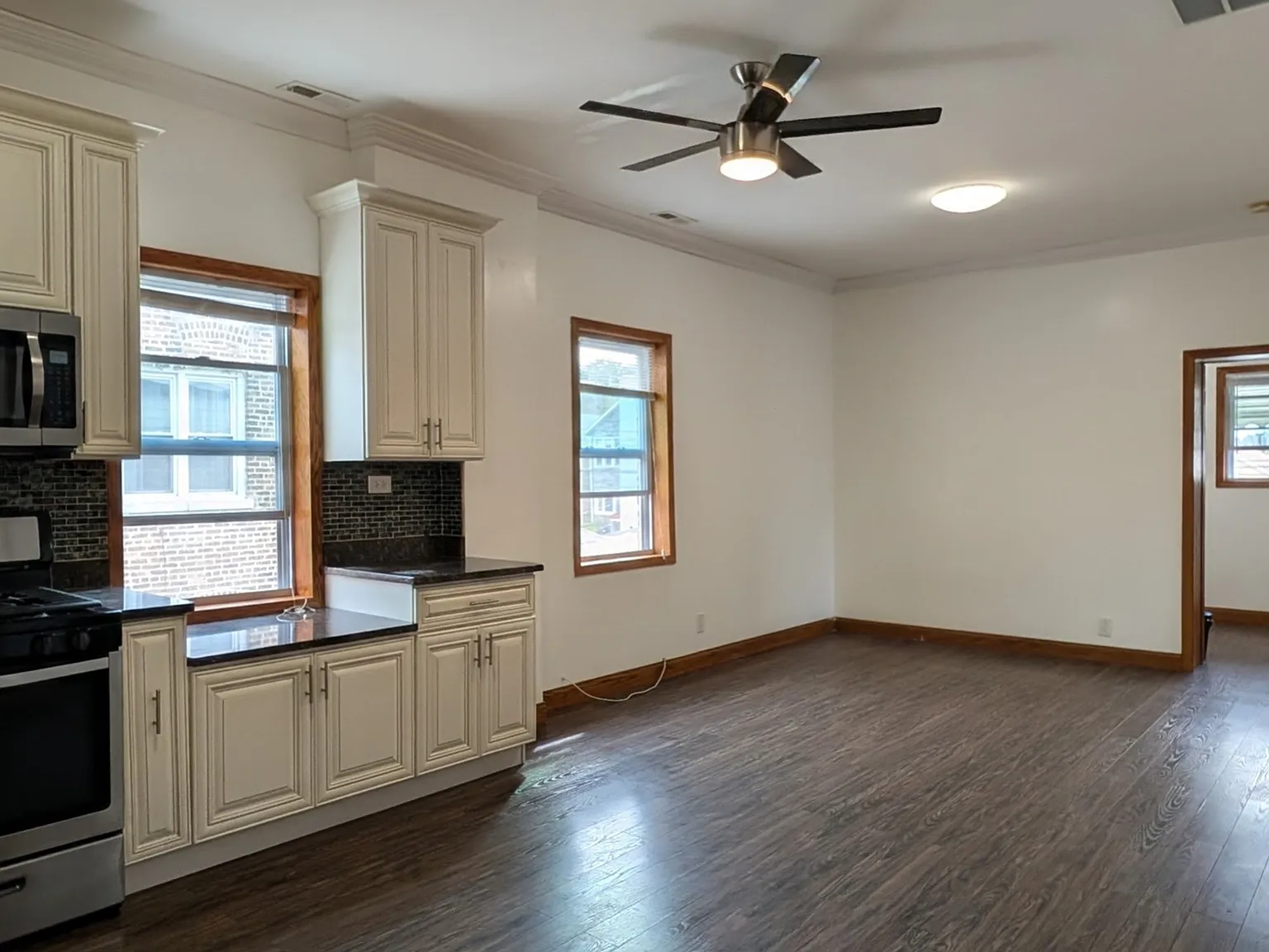 3 bed, 900 sqft, $1,800 — Photo 2