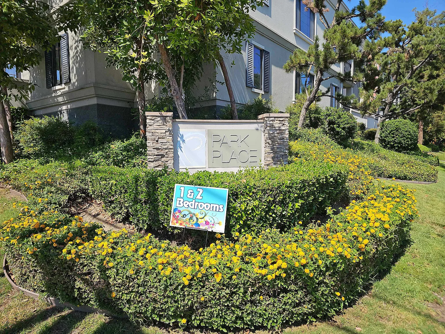 De Soto Ave — Photo 1