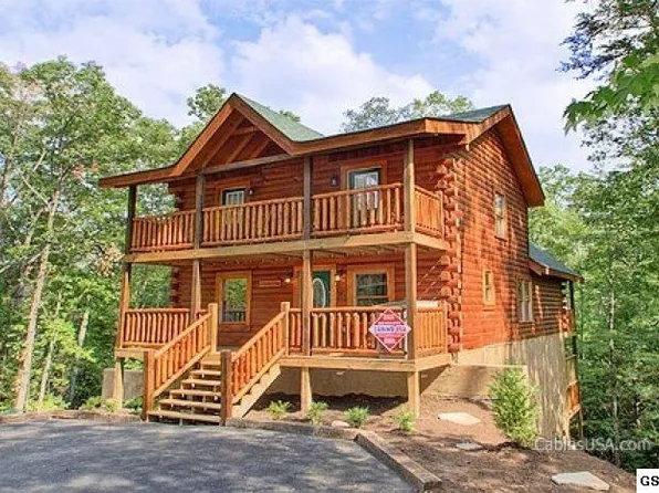 715 Country Oaks Dr, Pigeon Forge, TN 37863