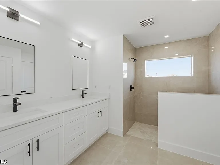 2105 NE 1st Ave — Photo 17
