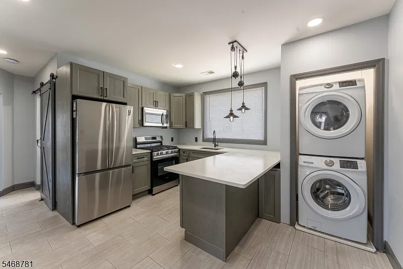 3 bed, 1.0 bath, $2,600 — Photo 2