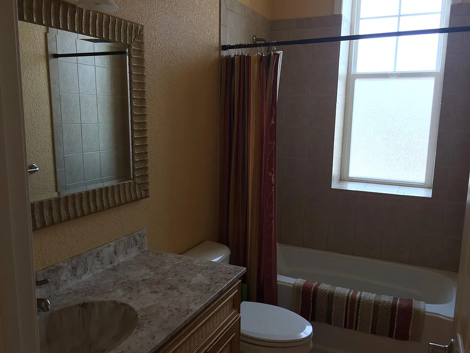 Nice bright full bathroom.