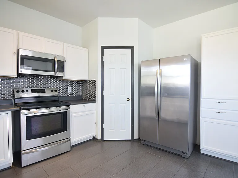4903 Golden Gate Dr — Photo 4
