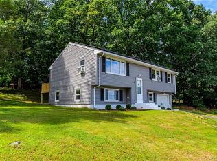 8 Libby Dr, Uncasville, CT 06382