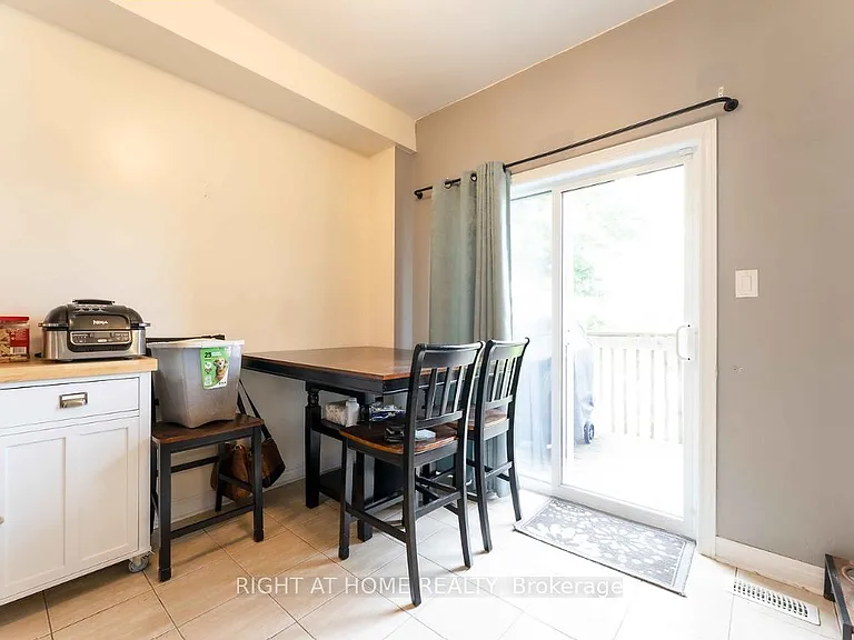 42 Forsyth Cres — Photo 7