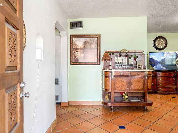 5th image of 2712 Solano Dr NE