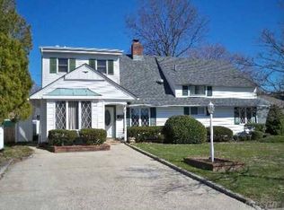 17 Ponder Ln, Levittown, NY 11756
