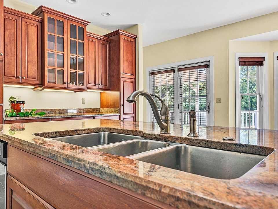 1st image of 370 Saddlewood Dr