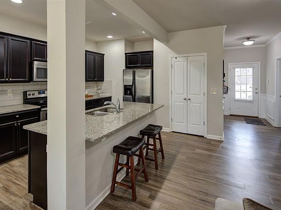 5th image of 158 Northfield Cir
