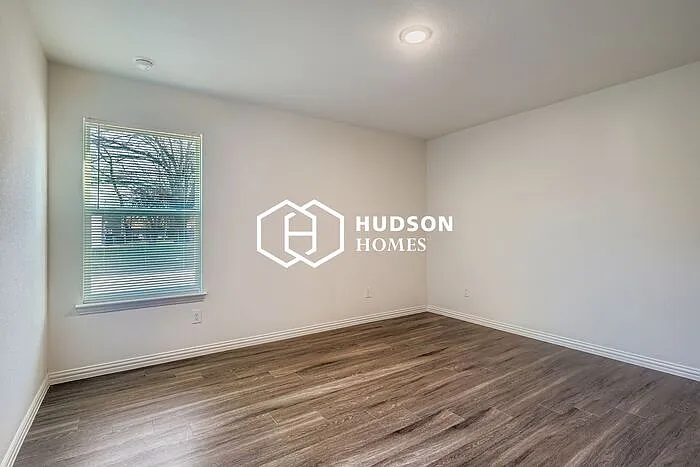 417 Carver Ave — Photo 6