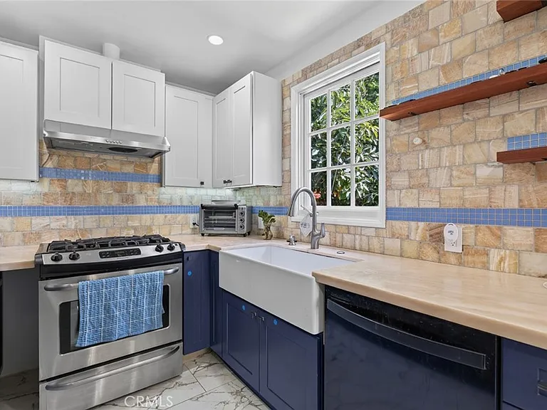 14243 Community St — Photo 8