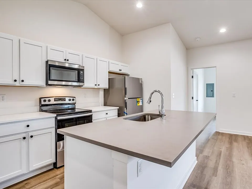 1903 Cody Ln