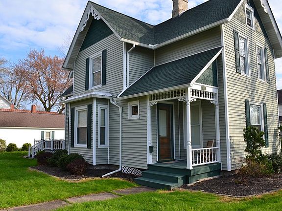 2nd image of 402 1/2 Center St