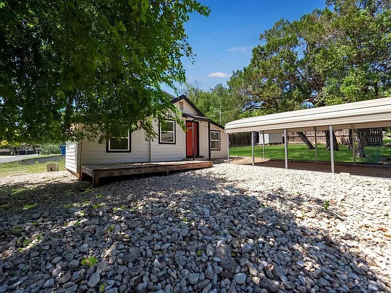 612 Tanglewood Ln — Photo 2