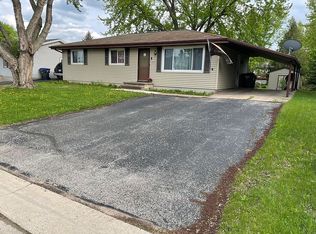 524 Oak Ridge Ln, New London, WI 54961