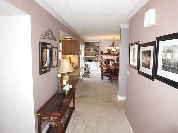 5th image of 30 Shorewood Ct