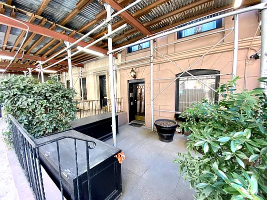 Rented by R New York | media 17