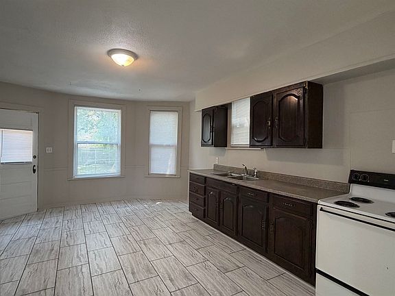 3rd image of 109 S West Pl