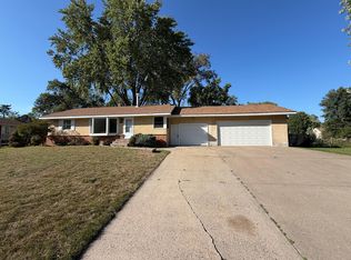 1181 Laurie Rd W, Roseville, MN 55113