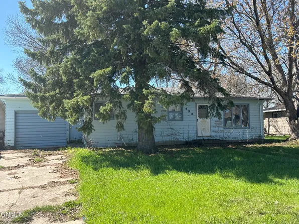 624 4th St S, Carrington, ND 58421