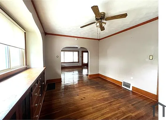 547 E Streicher St — Photo 8