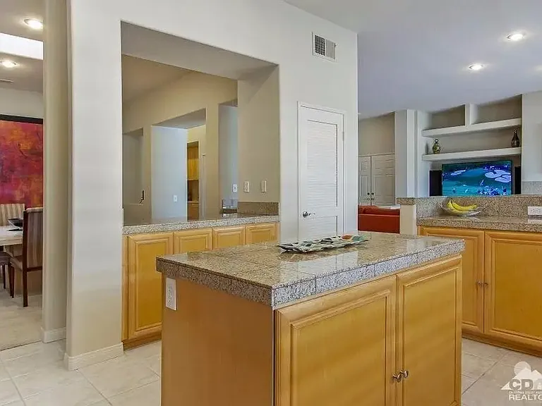 285 W Kavenish Dr — Photo 14